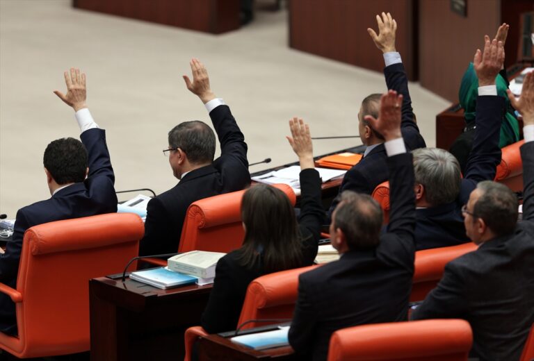 Siyasi retçilerin derdi ne?